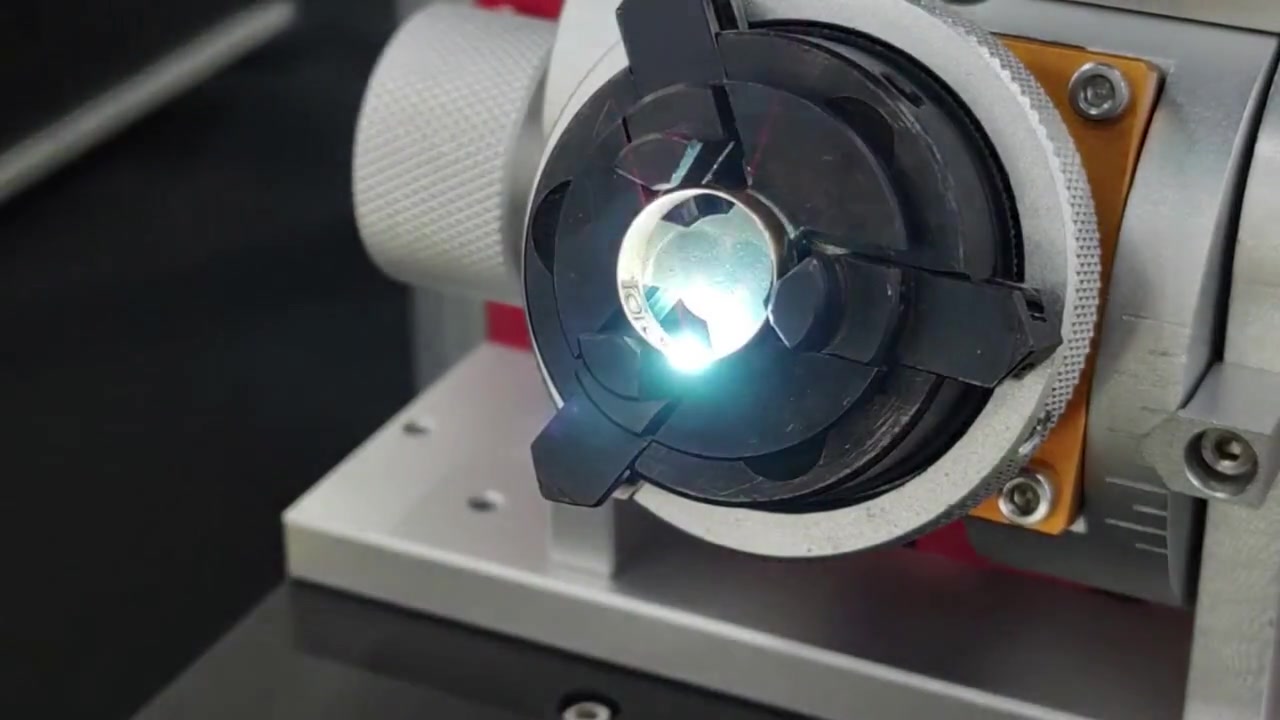 Mesin penandaan laser serat dengan perangkat putar untuk menandai bagian dalam cincin