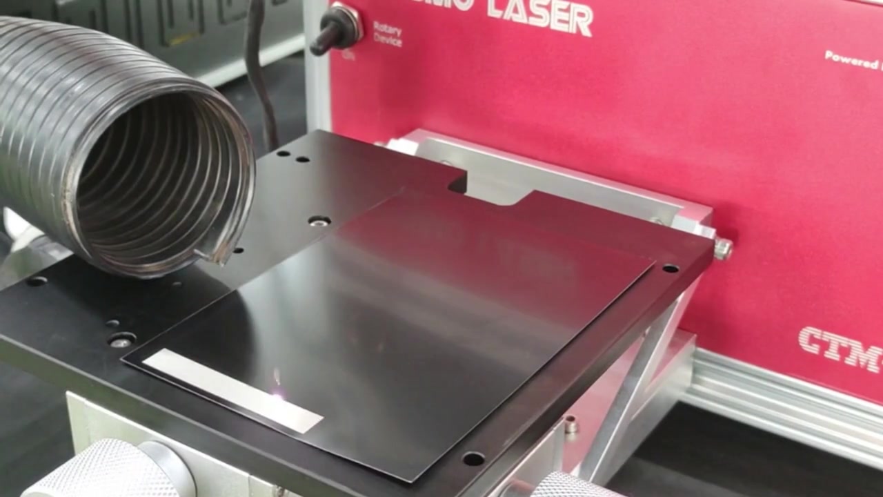 Máy đánh dấu sợi laser với một máy thu bụi