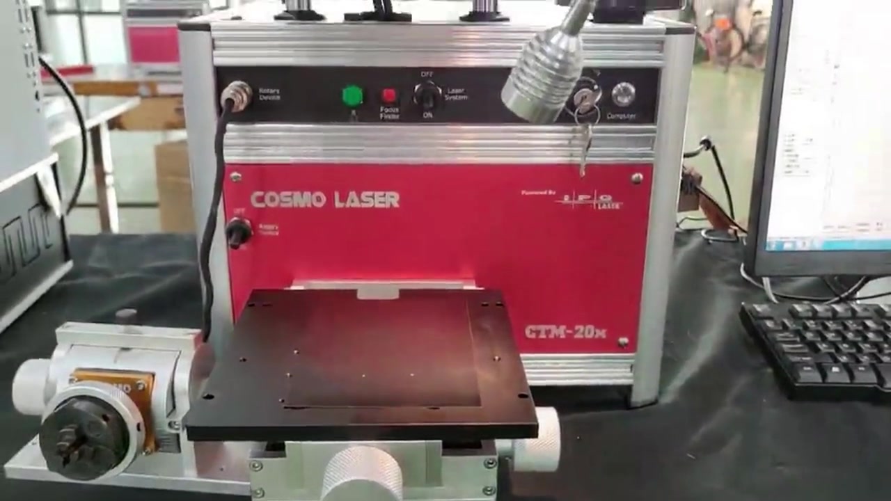 Tandai gambar pada logam dengan mesin penandaan laser serat