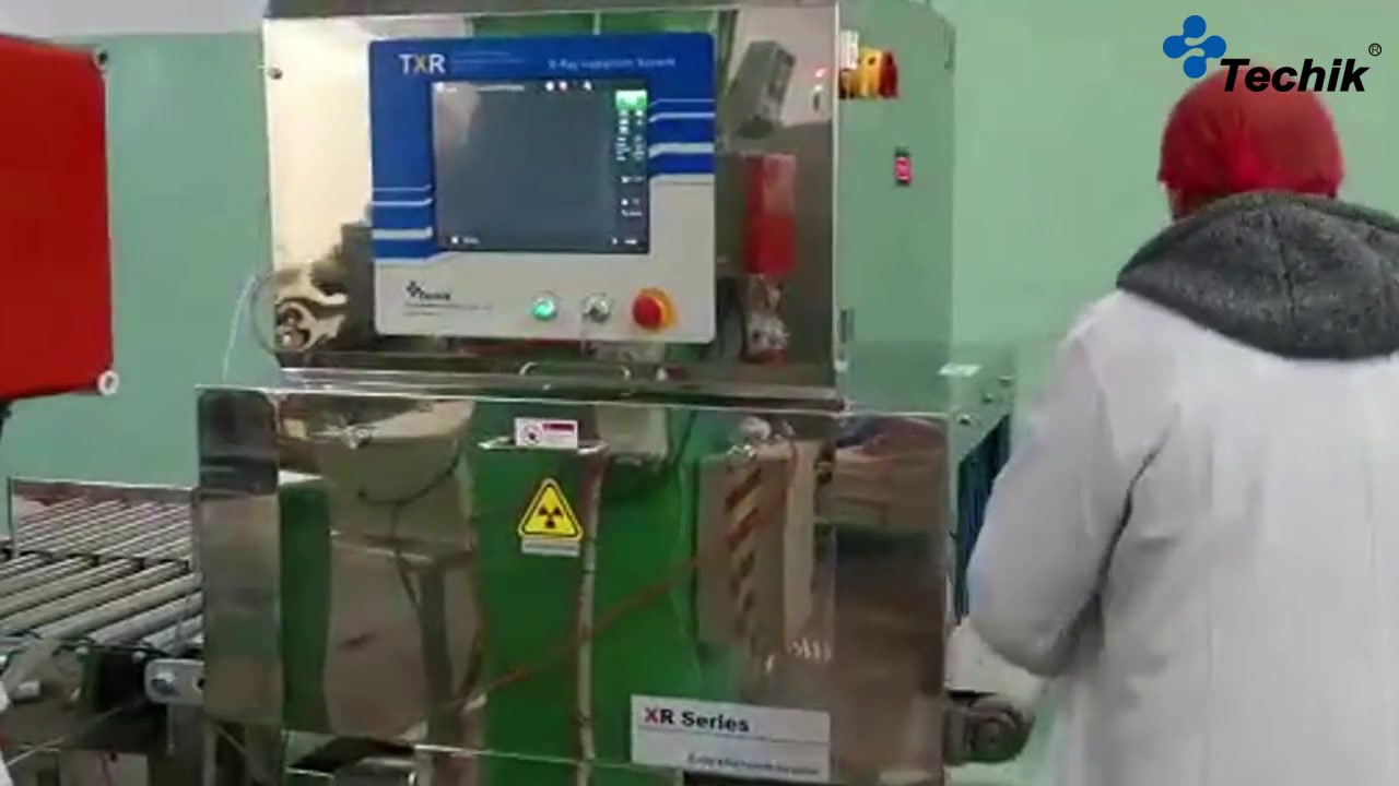O scanner x-ray padrão Techik é usado na detecção da caixa para uma fábrica de peixes congelados