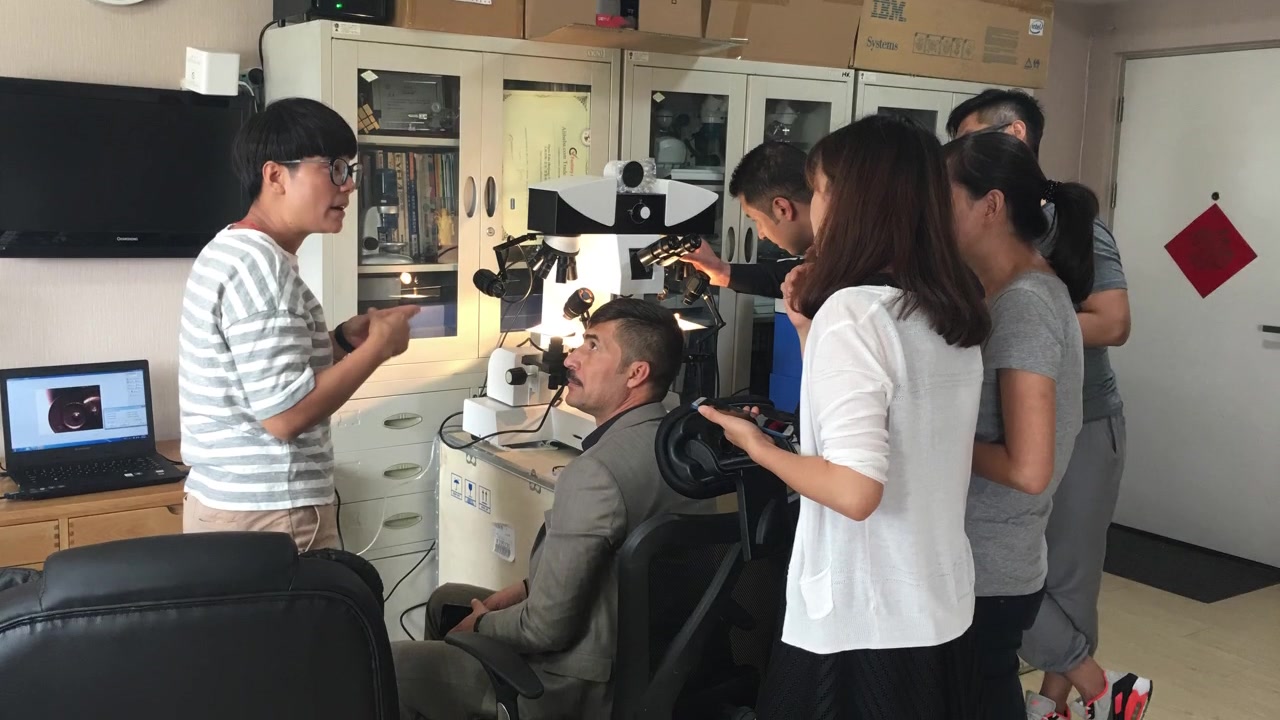El cliente de Irak visita nuestra empresa en 2017, envía fotos de las condiciones de funcionamiento del microscopio en 2018