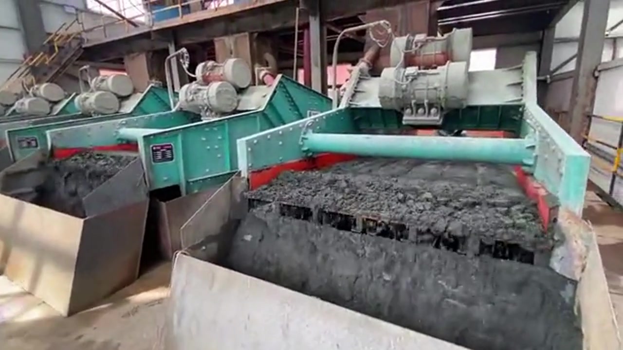The Dewatering Screen Is in Operation