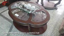 Tábla caife gairmiúil i monaróirí halla taispeántais na n-aíonna